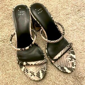 A new day snake print sandal block heeled strapy size 9.5